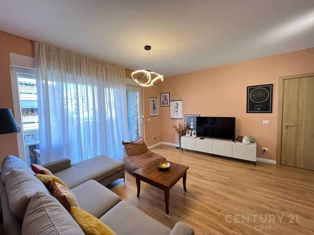 LEDA (smart121372) Apartament 2+1 per qira tek Rr. Barrikadave!