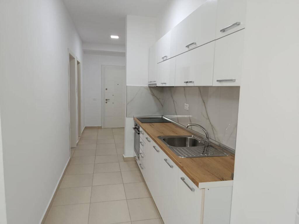 Appartamento in affitto vicino a Vila Gold (Via Dibrës). Palazzo nuovo