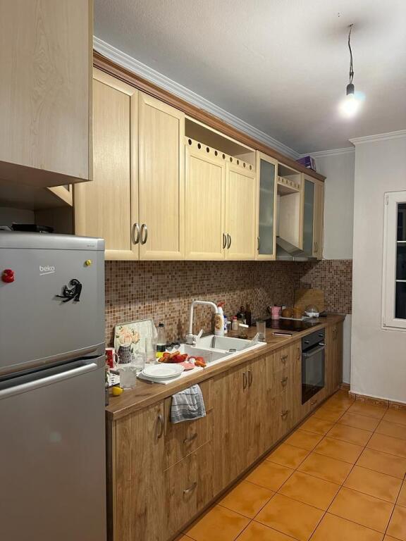 Shitet apartament 3+1 me 2 poste parkimi prane Qsut