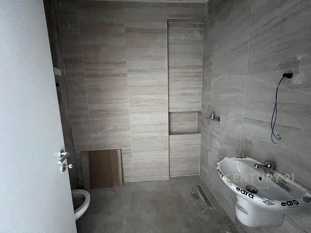 Apartment 2+1+2 for sale on Bulevardin e Ri, near the former Train Station!