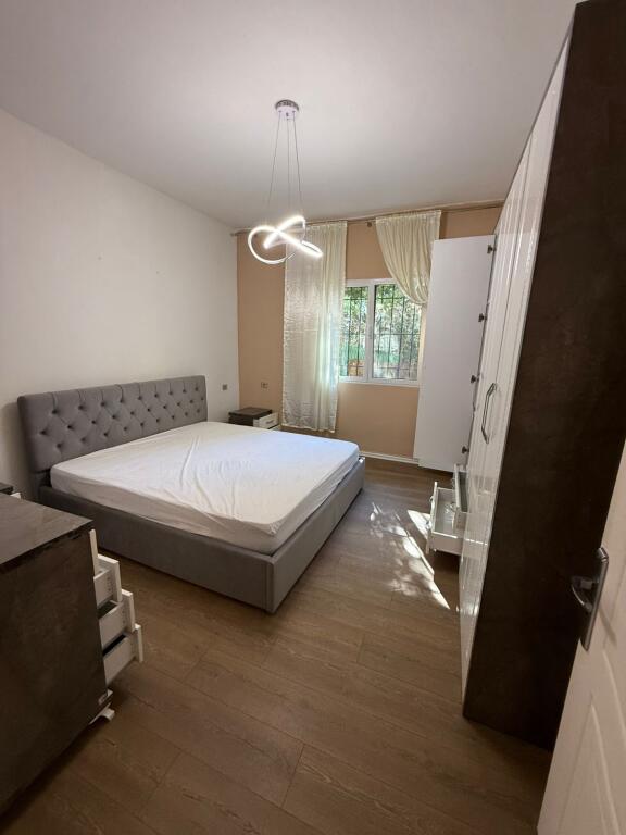 Jepet me qera 1+1 shpi private mbi Kristal Center