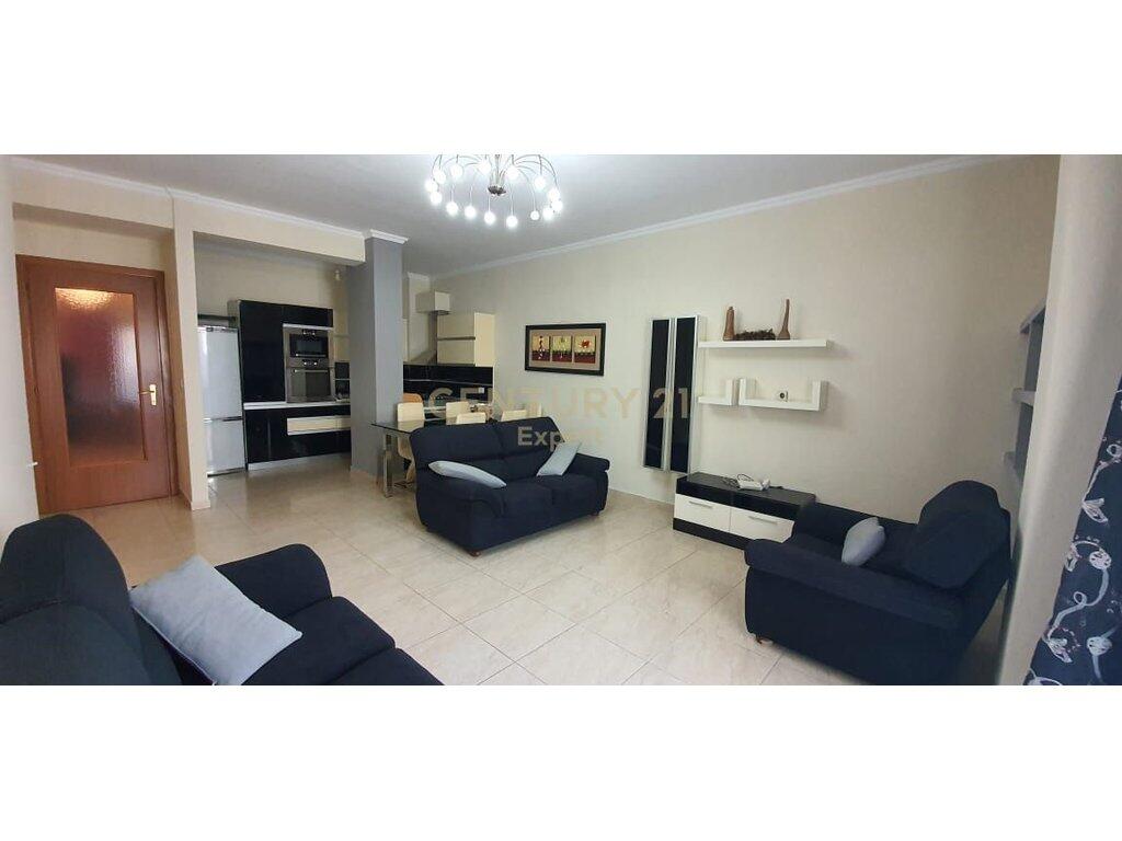 Apartament me Qira 2+1+2 – Qendra Kristal, Tiranë