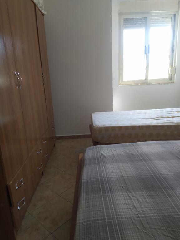 🏡 Me qira – Apartament 1+1 me hipotekë  📍Rrugën Riza Cerova (pranë Hotel Select)💶 Qira mujore: 50,000 Lekë