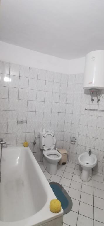 Jepet Apartament me Qera 2+1 Brryl perballe maternitetit