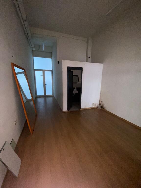 Ambient me qira Komuna e Parisit/2,500 Euro