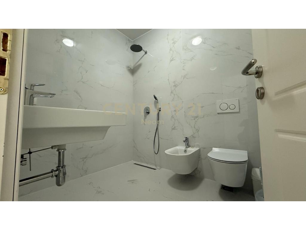 Office / Clinic for Rent – Paris Commune, Tirana