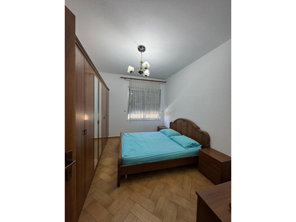 Tregu Elektrik, apartament 2+1+2 me qera