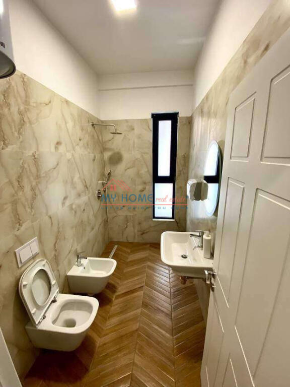 Ufficio in affitto presso il Complesso Square 21 a Tirana