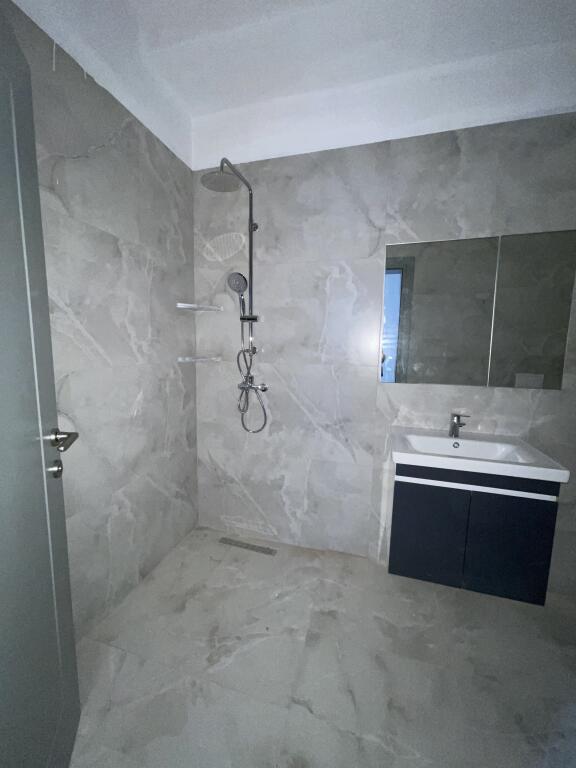Appartamento 1+1 in vendita a Komuna e Parisit