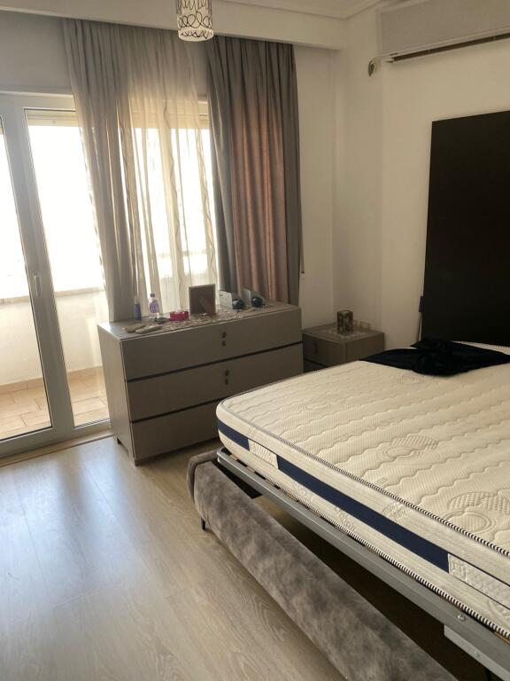 Jepet me qera 2+2 pazari ri 850 eu e mobiluar