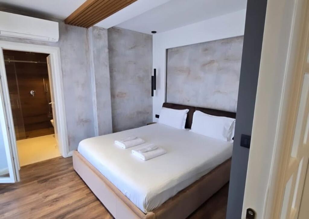 Qender, Toptani Center shesim: Super apartament 2+1+2+verande