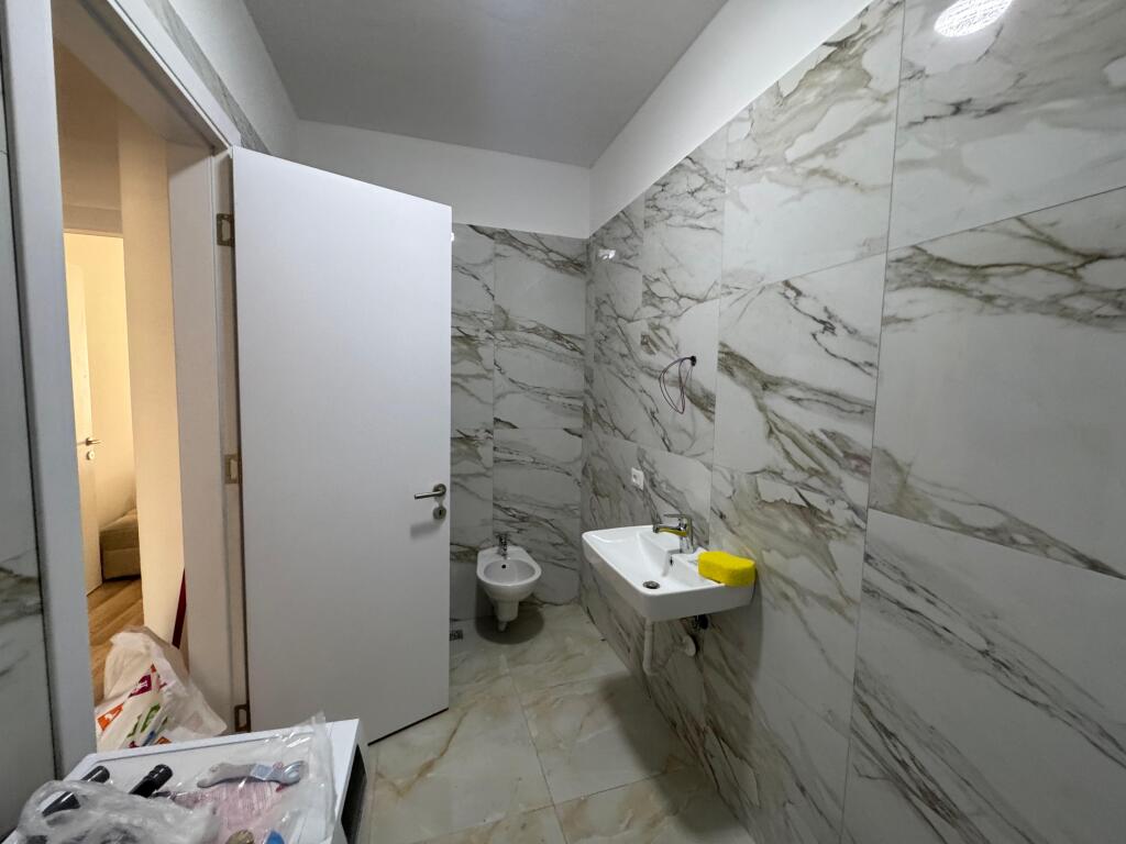 📢 Apartament me qira në Astir 	•	🏠 Tipi: 1+1 	•	📍 Zona: Astir 	•	🏢 Kati: 5 (pallat i ri me ashensor) 	•	🛋️ Gjendja: I sapomobiluar 	•	💶 Çmimi: 500 € / muaj  