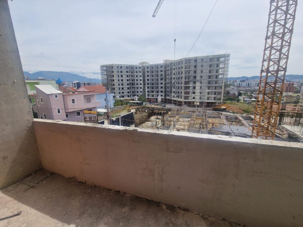 Shitet apartament 1+1 ne Kompleksin ne ndertim "Shehu Residence" ne Paskuqan