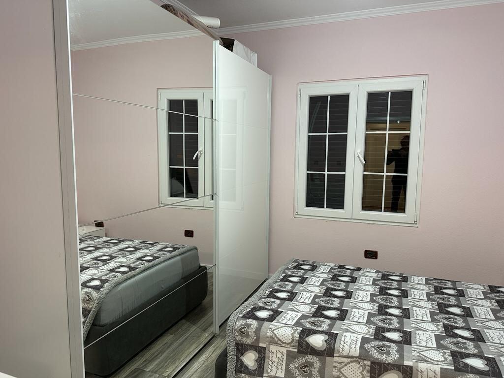 Shitet apartament 3+1 me 2 poste parkimi prane Qsut