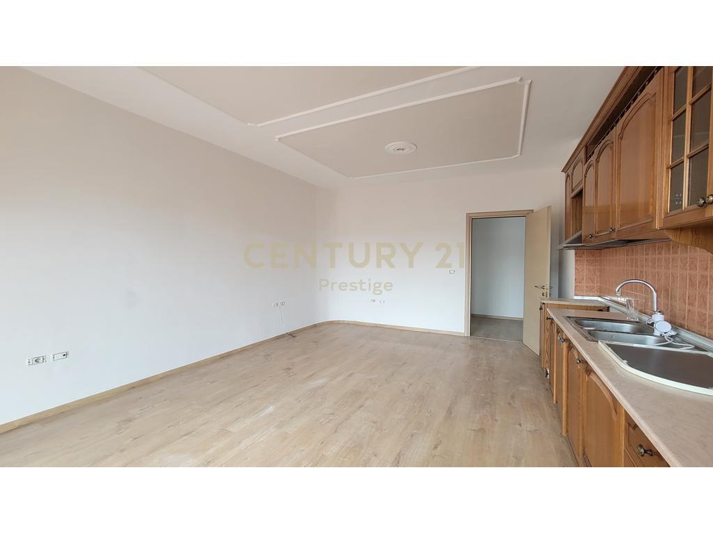 Apartament 3+1+2 me Qira – Pranë Shkollës së Baletit, Tiranë
