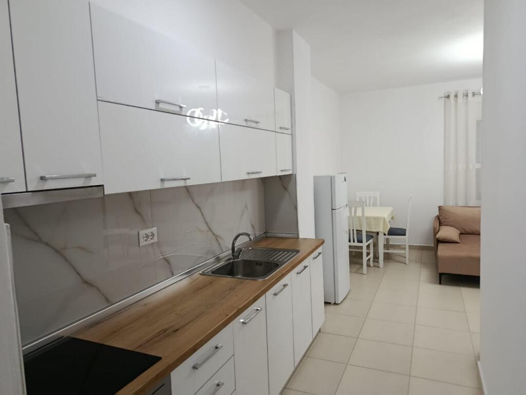 Appartamento in affitto vicino a Vila Gold (Via Dibrës). Palazzo nuovo