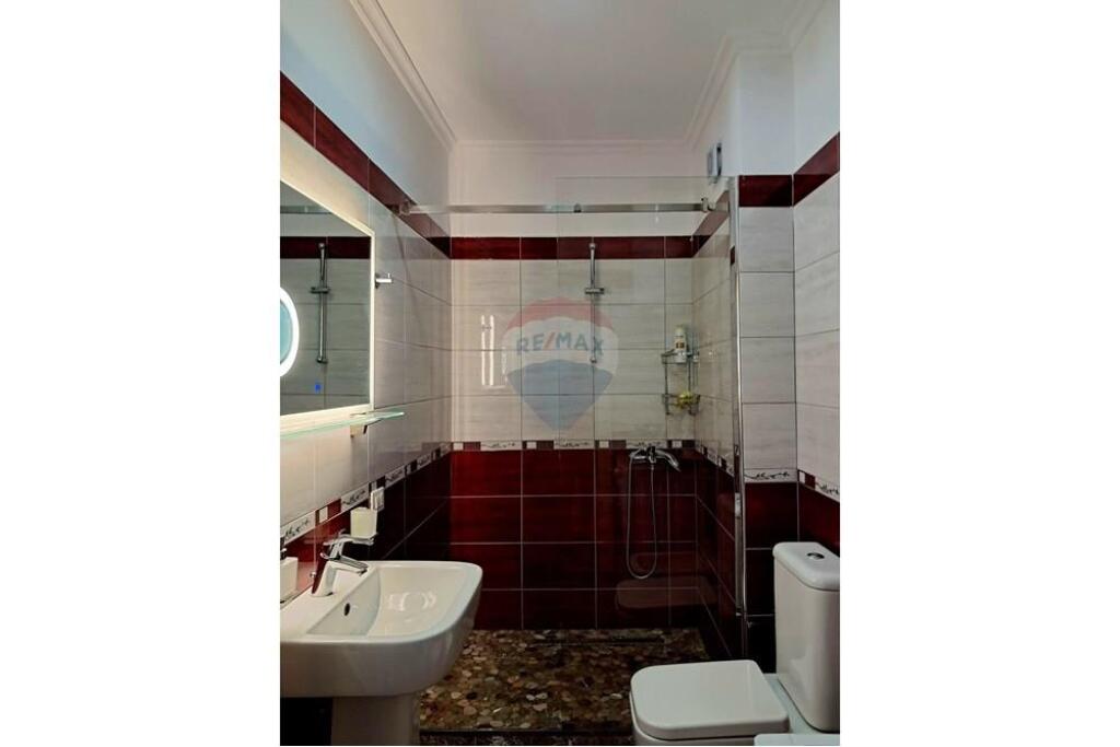 Apartament 2+1 +2 poste parkimi tek Pazari i Ri
