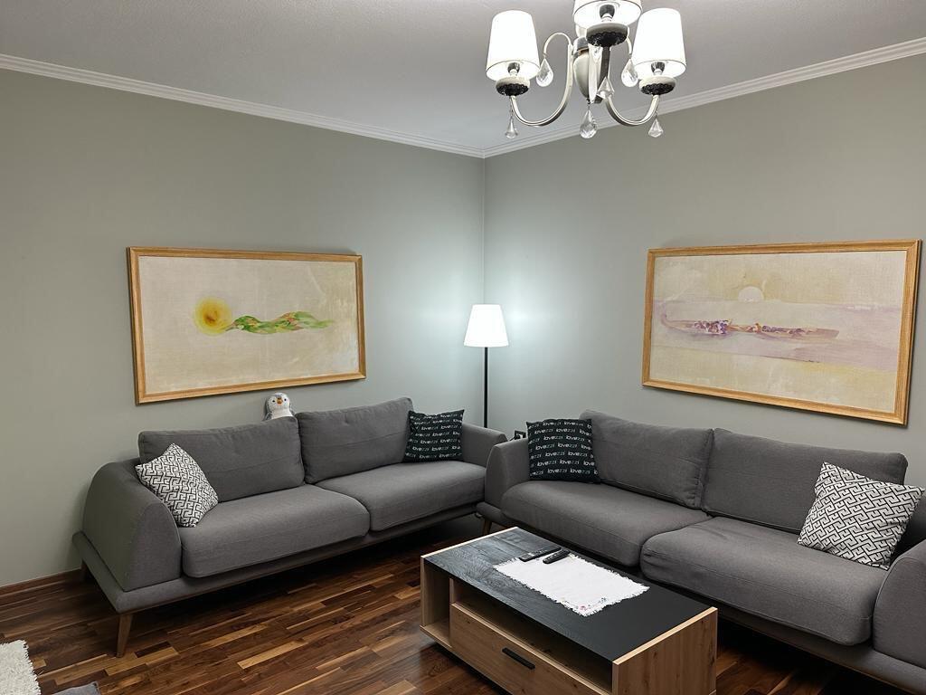 Shitet apartament 3+1 me 2 poste parkimi prane Qsut