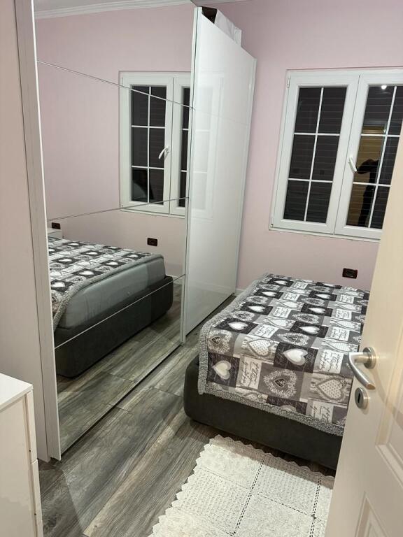 Shitet apartament 3+1 me 2 poste parkimi prane Qsut