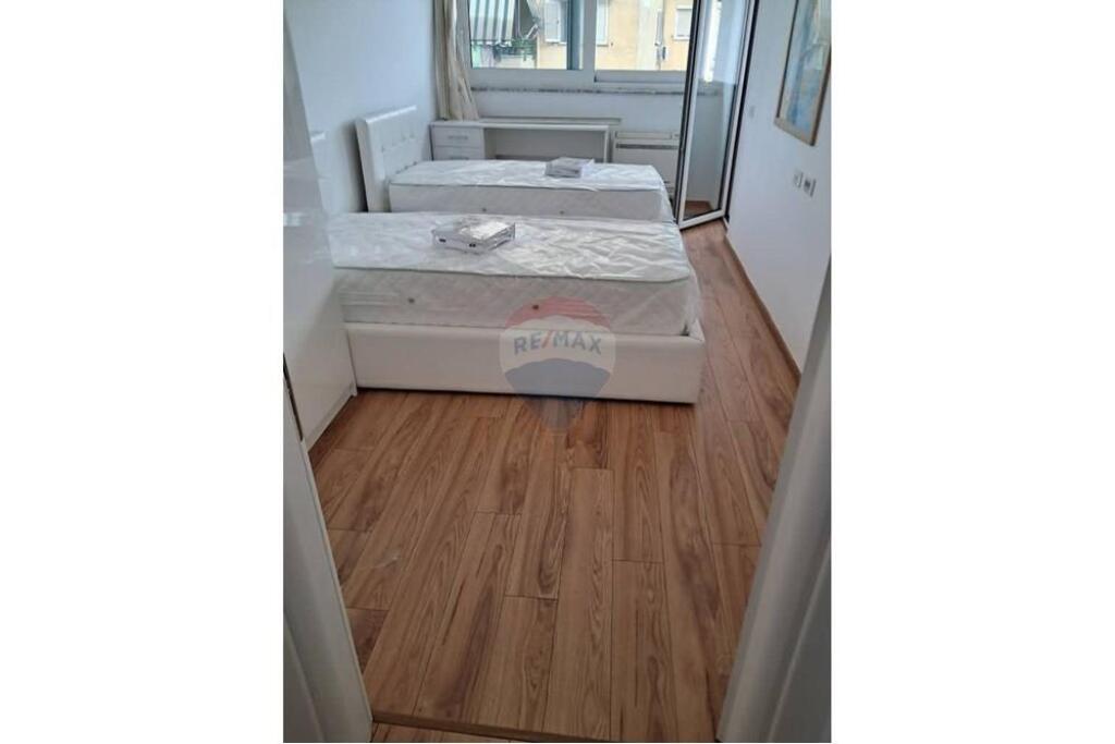 Apartament 2+1 +2 poste parkimi tek Pazari i Ri
