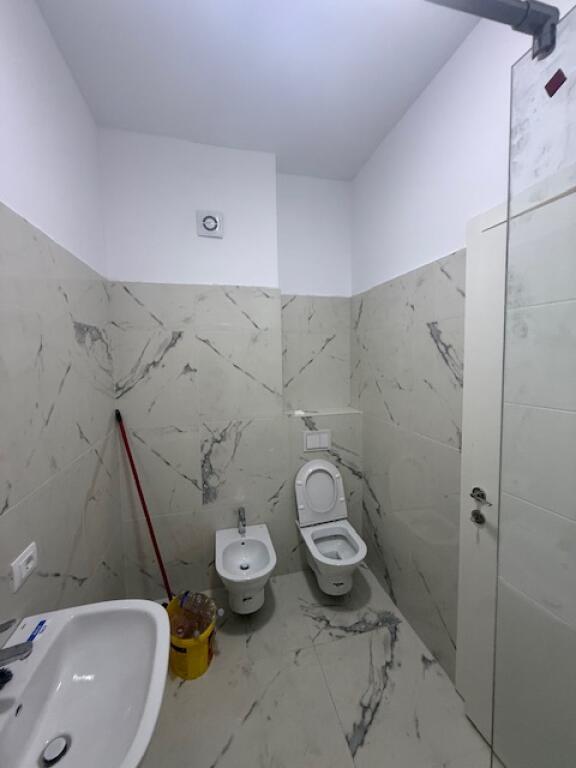 Jepet me qera Apartament 1+1 tek Varri i Bamit
