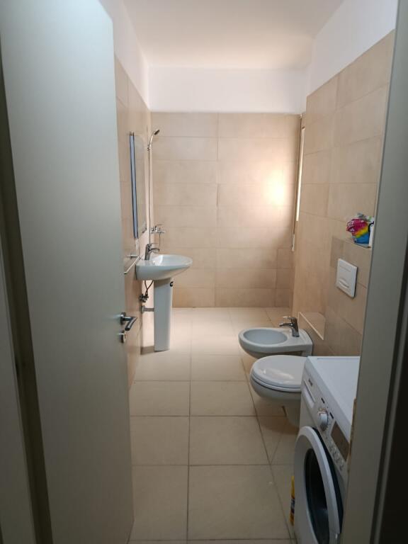 Appartamento in affitto vicino a Vila Gold (Via Dibrës). Palazzo nuovo