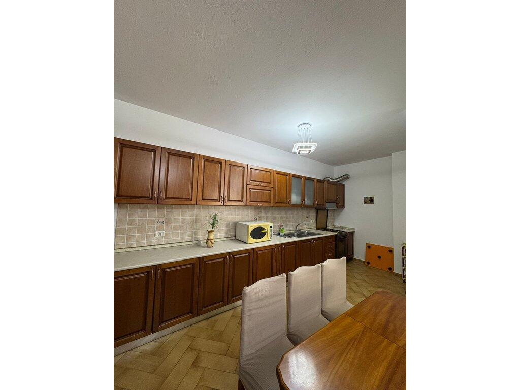 Tregu Elektrik, apartament 2+1+2 me qera