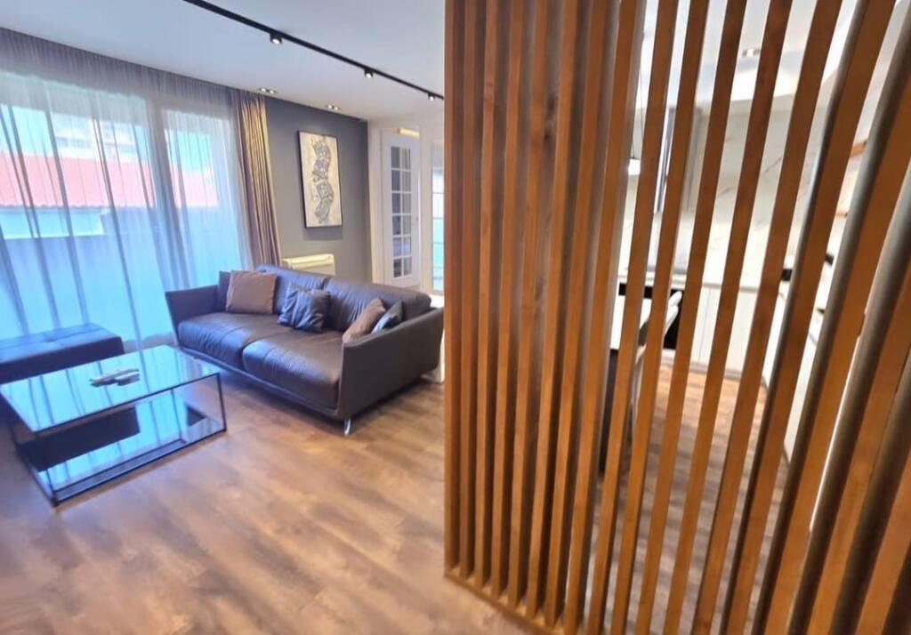 Qender, Toptani Center shesim: Super apartament 2+1+2+verande