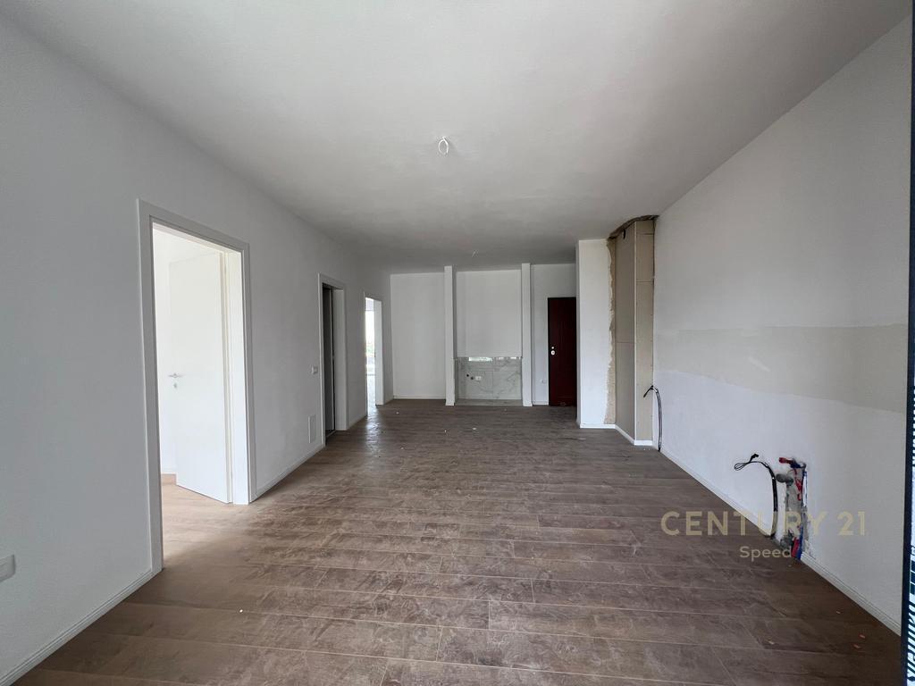 Apartment 2+1+2 for sale on Bulevardin e Ri, near the former Train Station!