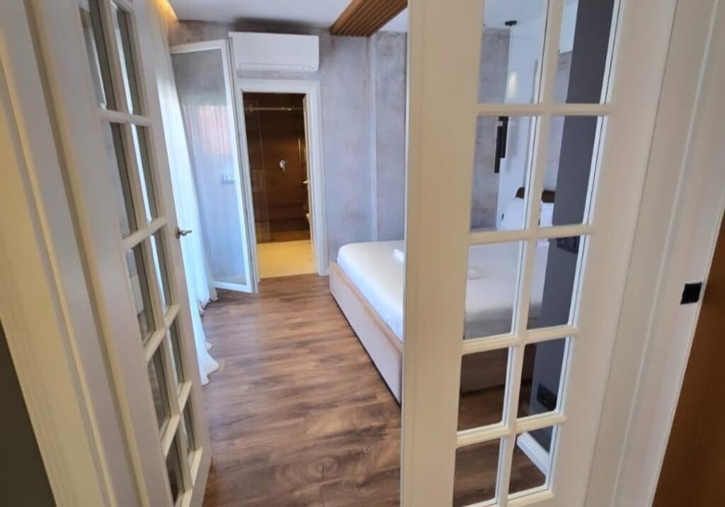 Qender, Toptani Center shesim: Super apartament 2+1+2+verande