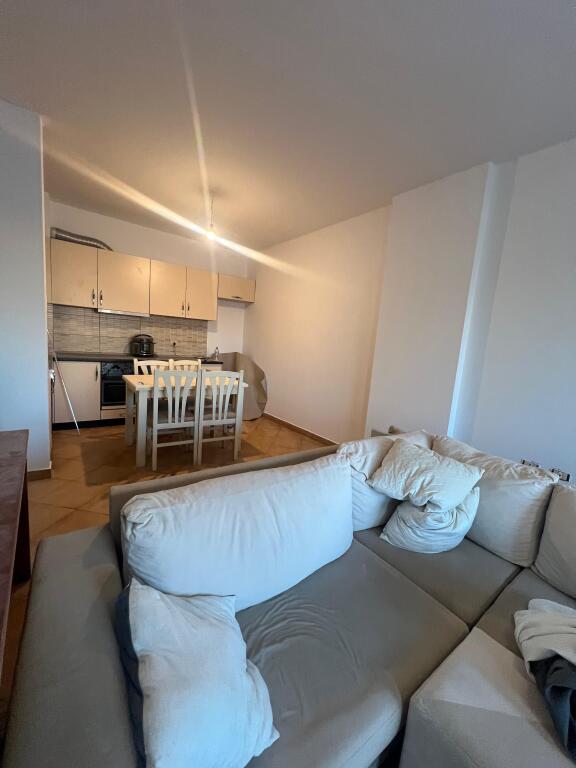 Jepet me qira apartament 3+1 Qytet Studenti
