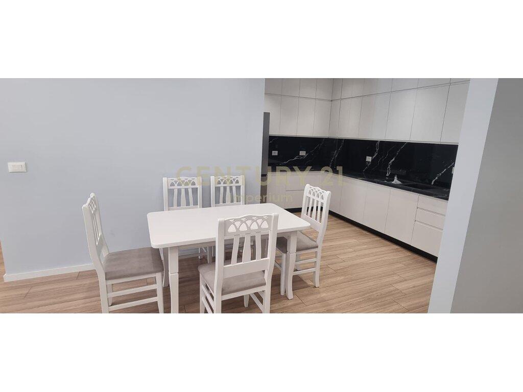 Jepet me qira apartament 2+1+ Post Parkimi në zonën e Fushës së Aviacionit – Pallat i ri,
