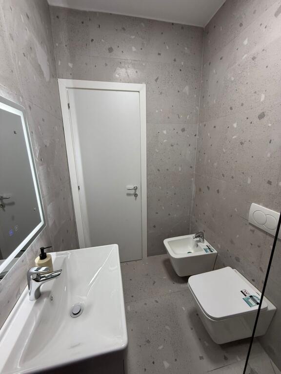 Shitet super apartament 1+1 plus depo dhe parkim