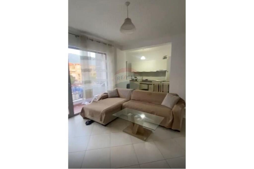 Apartament 2+1 me qira tek Shkolla e Bashkuar..
