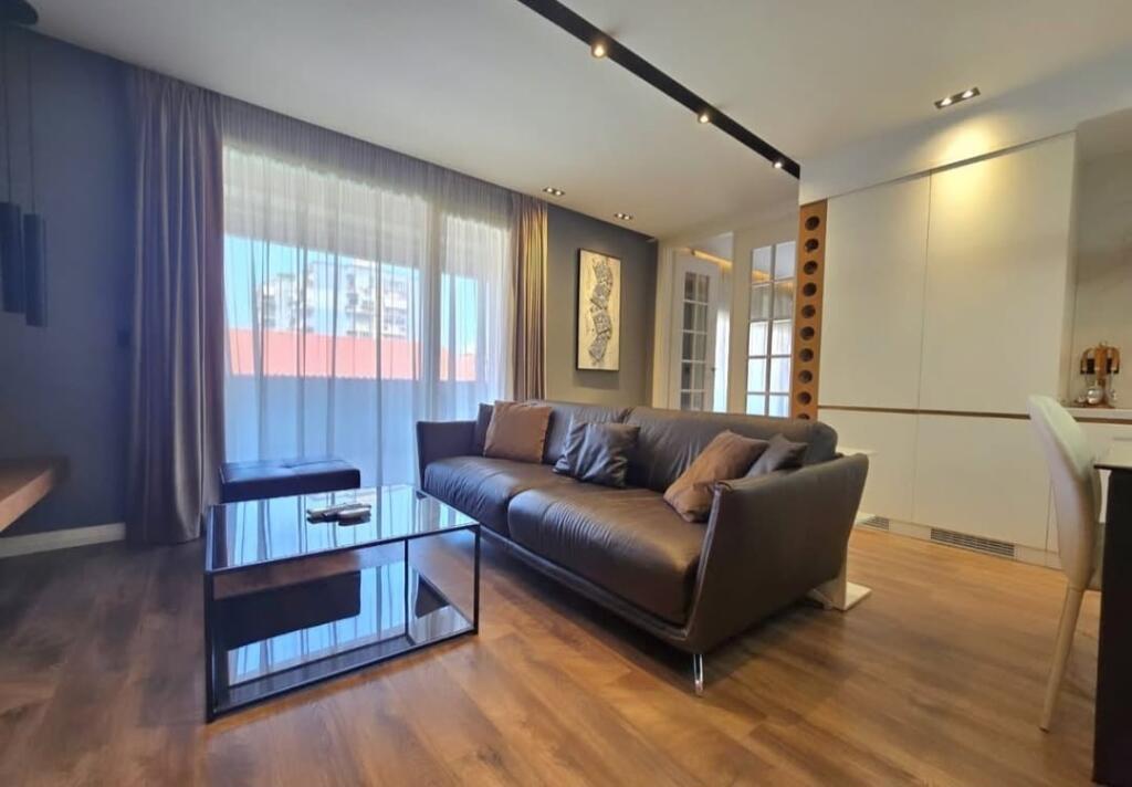 Qender, Toptani Center shesim: Super apartament 2+1+2+verande