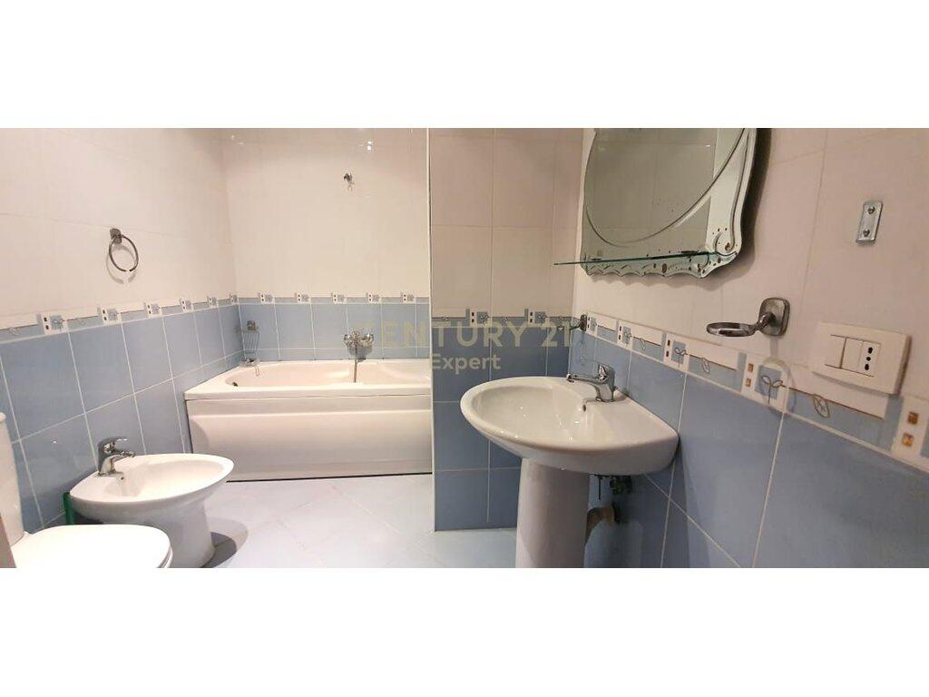Apartament me Qira 2+1+2 – Qendra Kristal, Tiranë