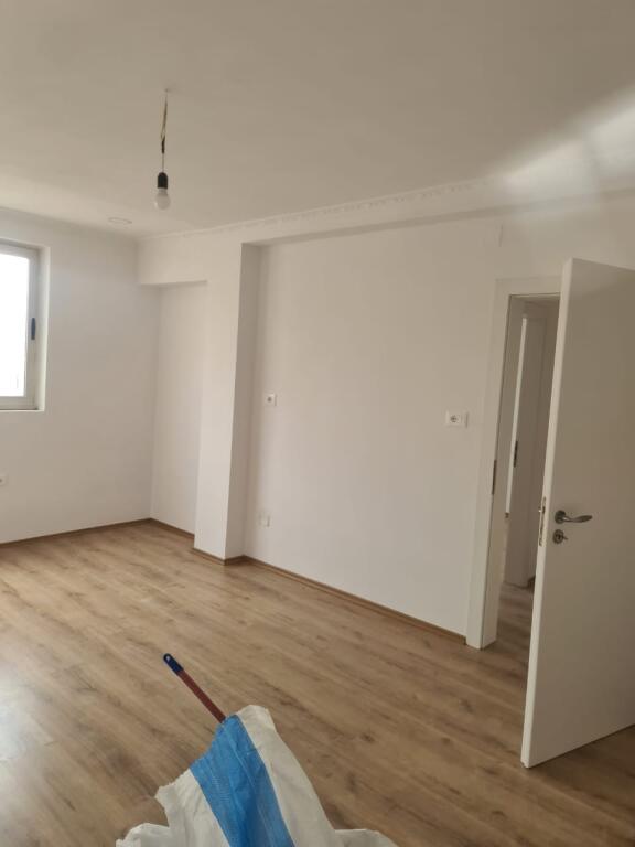 Shitet apartament 2+1 prane Rr.uga Kosovarevel