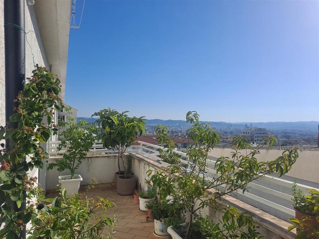 Super duplex 5+1+3+2 garage for sale in Fresk