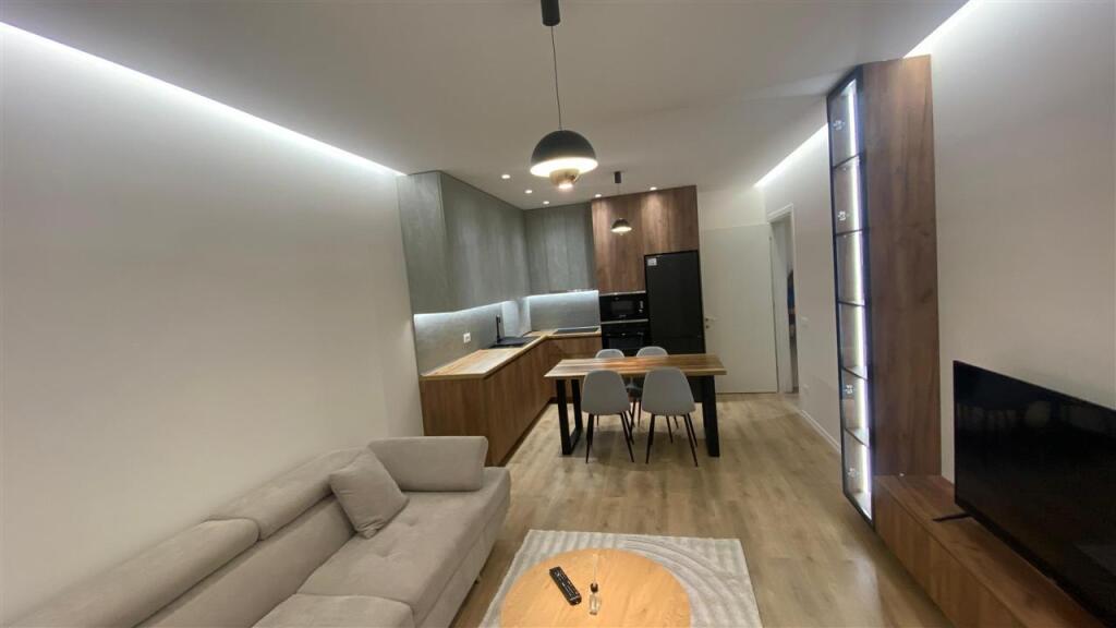 Jepet super apartament 2+1+garazhd me qera tek Univers City , Qtu , i pa banuar me pare