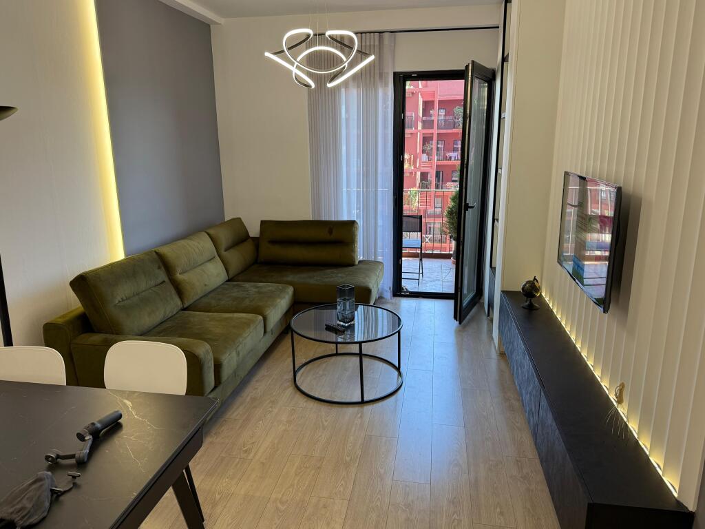 📢 Affitto – Appartamento 1+1 📍 21 Dhjetori, Garden Building💶 900 €/mese