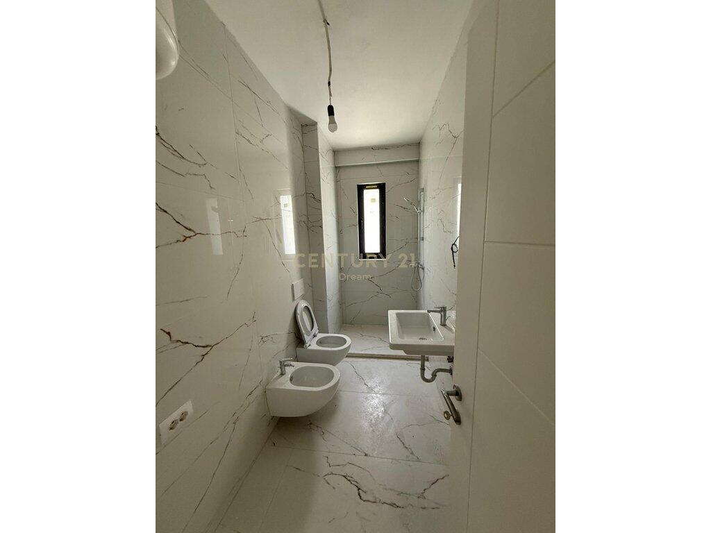 Shitet Apartament 1+1 përballë UET