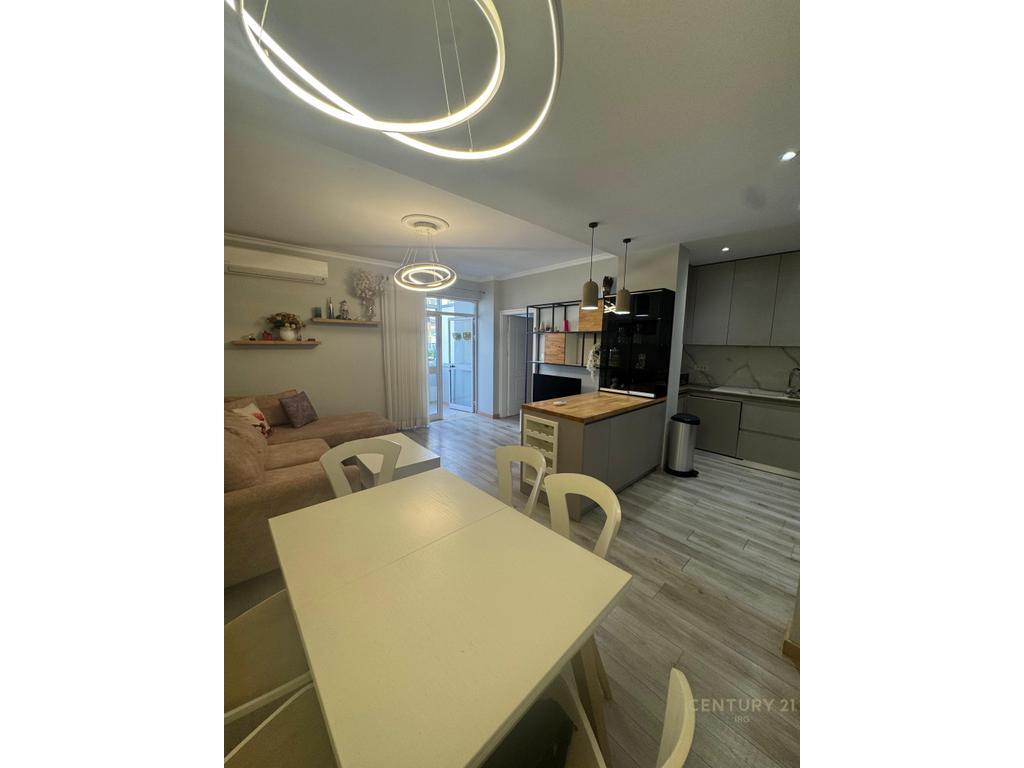 Apartament 3+1+2 në Komunën e Parisit + mundësi për post parkimi me pagesë ekstra!