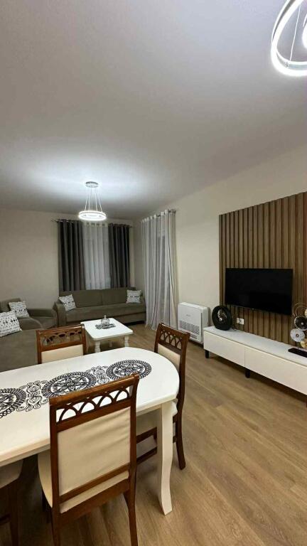 JEPET ME QIRA 1+1+PARKIM TE RRUGA 5 MAJI  650 EURO I DISKUSTUSHEM