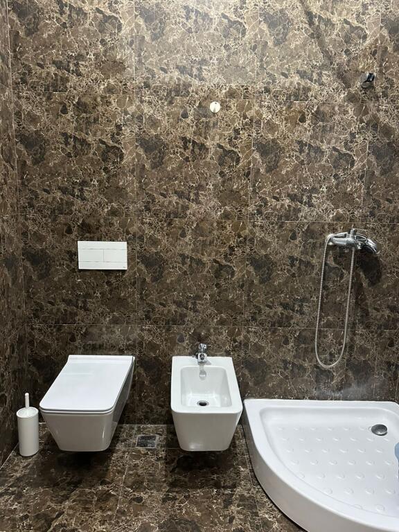Jepet Me Qera Apartament 2+1+2 Tualete +1 Ballkon