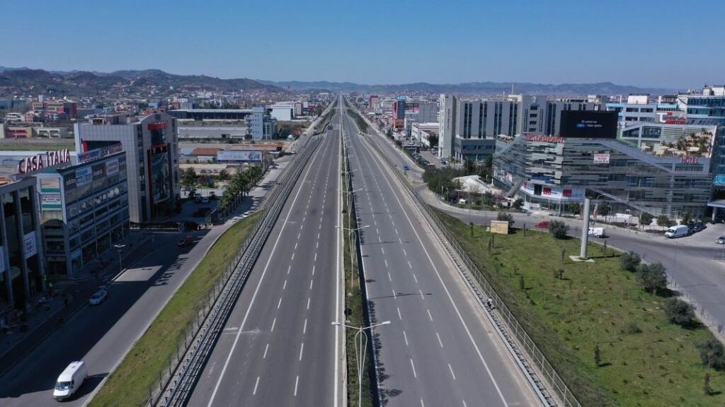 SHITET TRUALL  DHE KAPANON BUZE AUTOSTRADES TIRANE DURRES