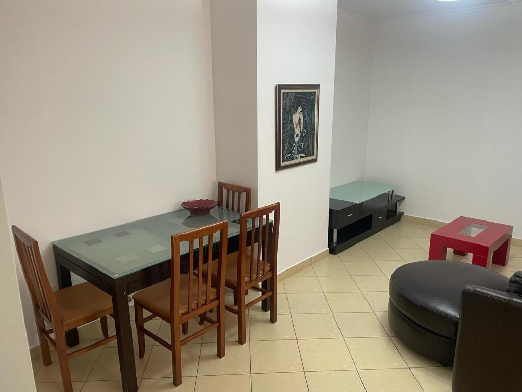 🏢Tek “Shkolla e Bashkuar”,Rr. e Dibres jepet me qera apartament2+1,i mobiluar.45,000Leke