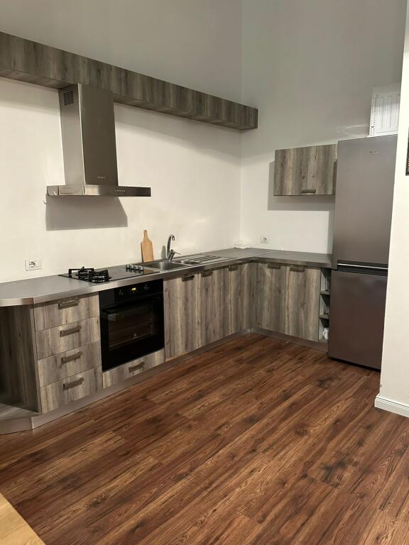 🔥 Jepet me Qira – Apartament 2+1 me 2 Tualete  📍 Zogu i Zi – Ring Center