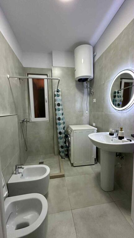 JEPET ME QIRA 1+1+PARKIM TE RRUGA 5 MAJI  650 EURO I DISKUSTUSHEM