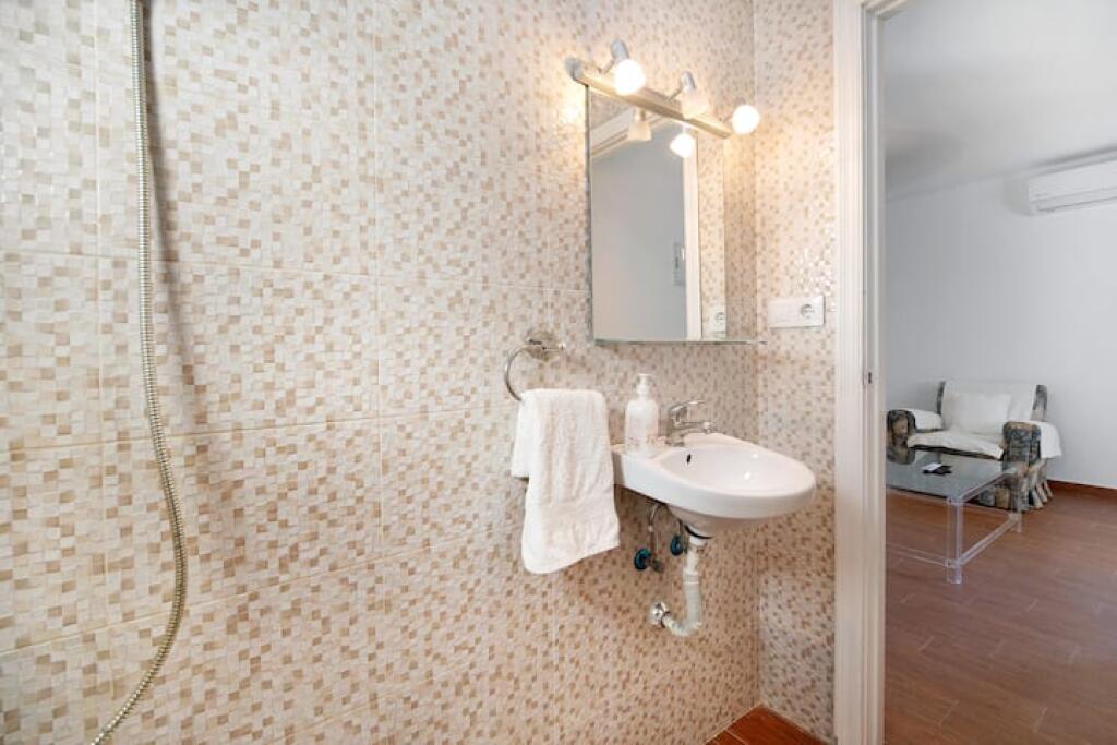 Apartament Me Qera 1+1 Tek Rruga E Durresit (ID B211376) Tirane