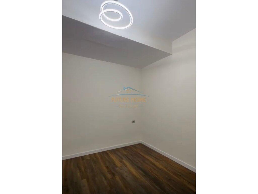 Shitet, Apartament 1+1, Rruga Arkitekt Sinani, Xhamllik, Tirane. 105,000 €